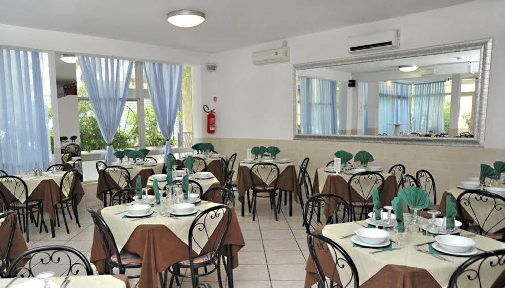 Hotel Margherita Римини Экстерьер фото